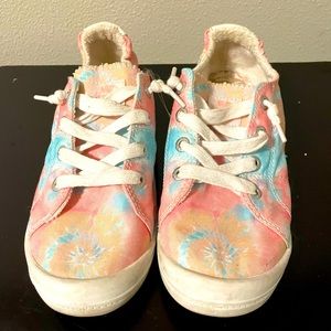 Roxy low top sneakers. Size 8.